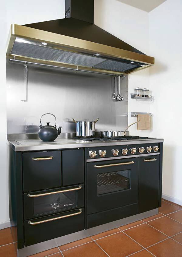 Interior de cocina moderna con cocina eléctrica y horno microondas.